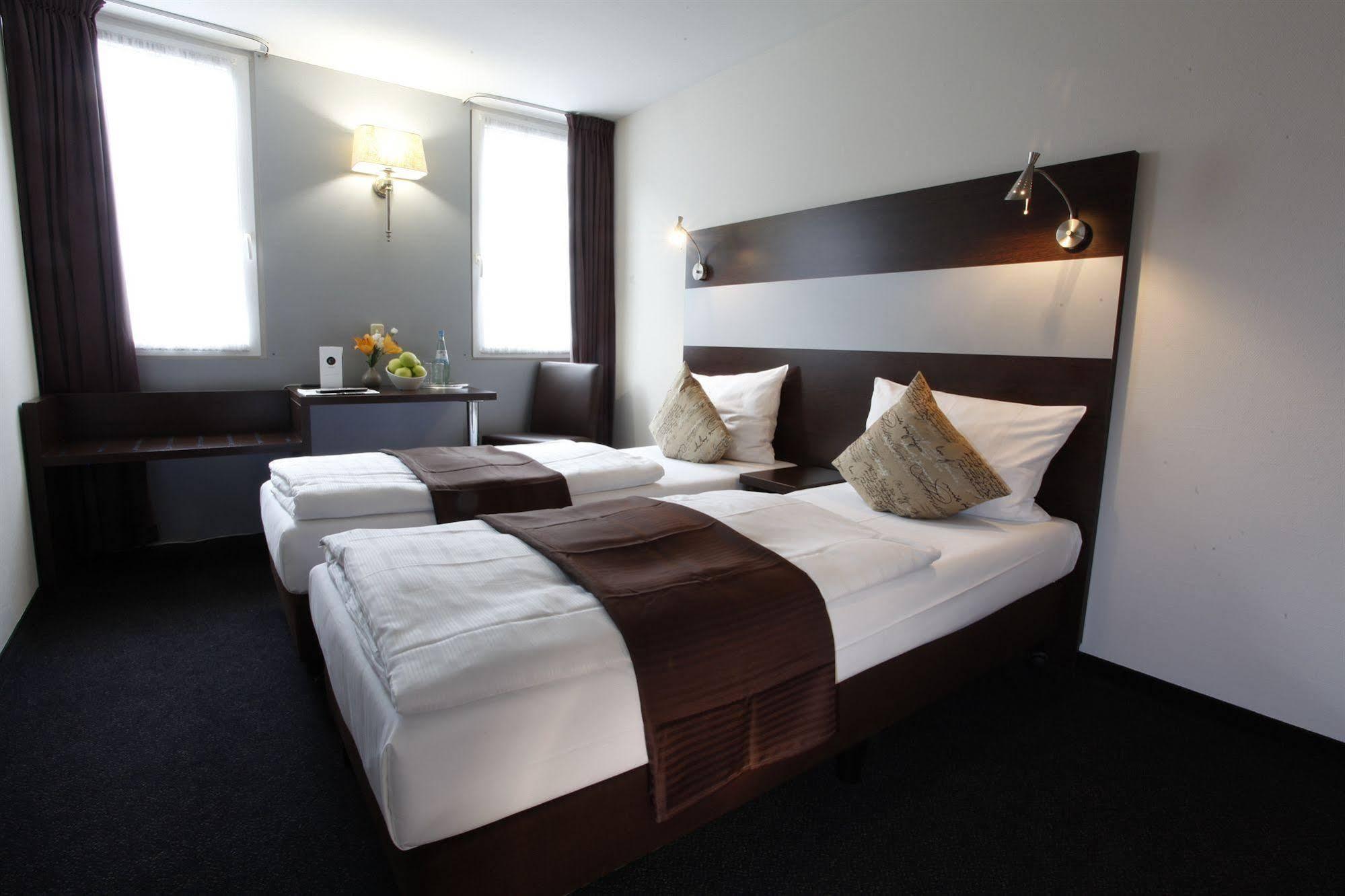 Centro Hotel Ayun Koln Bagian luar foto