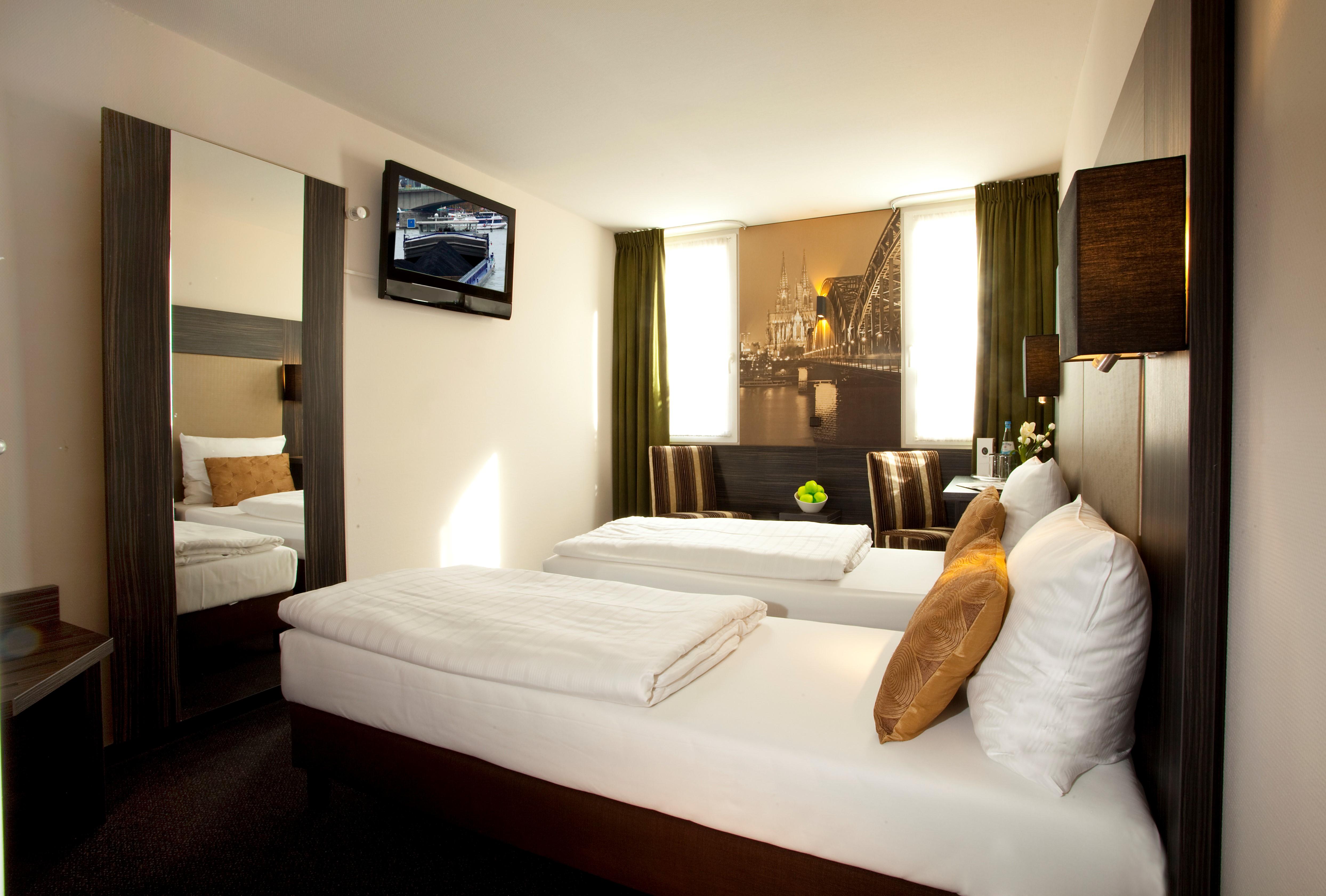 Centro Hotel Ayun Koln Bagian luar foto
